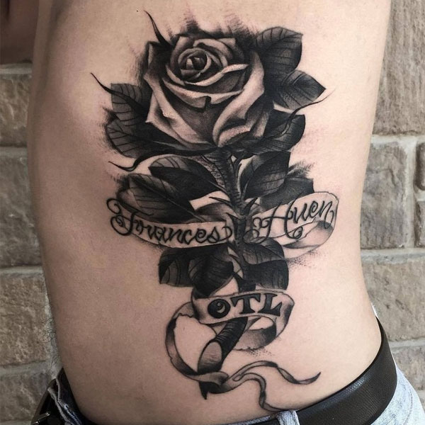 Tattoo hoa hồng đen ở sườn