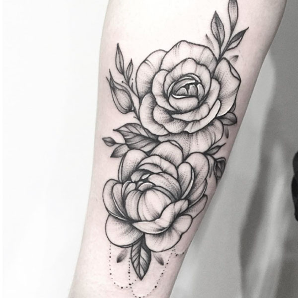 Tattoo hoa hồng đen ở tay siêu đẹp