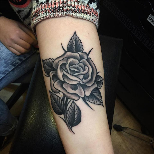 Tattoo hoa hồng đen ở tay