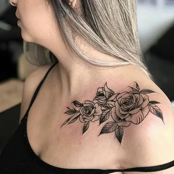 Tattoo hoa hồng đen ở vai