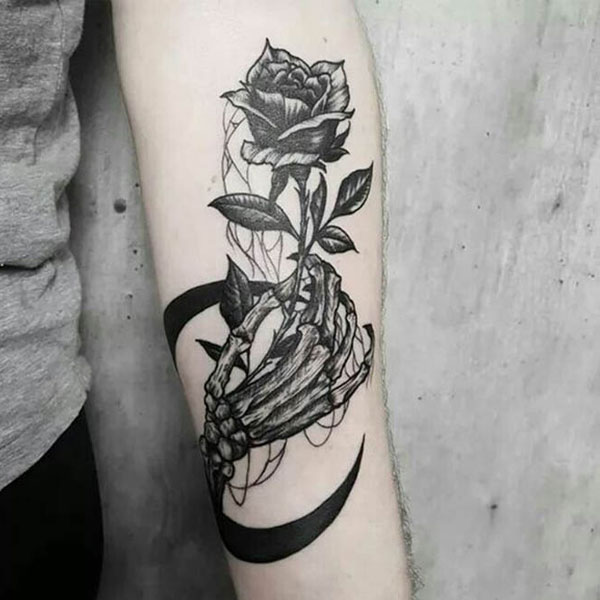 Tattoo hoa hồng đen tay nam đẹp