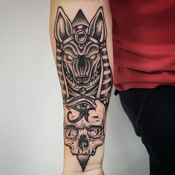 Tattoo anubis ở cánh tay