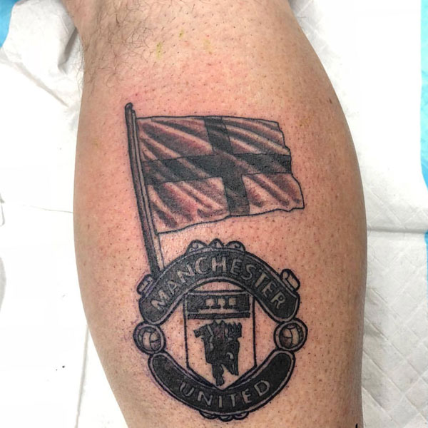 Hình xăm biểu tượng Manchester United ở chân