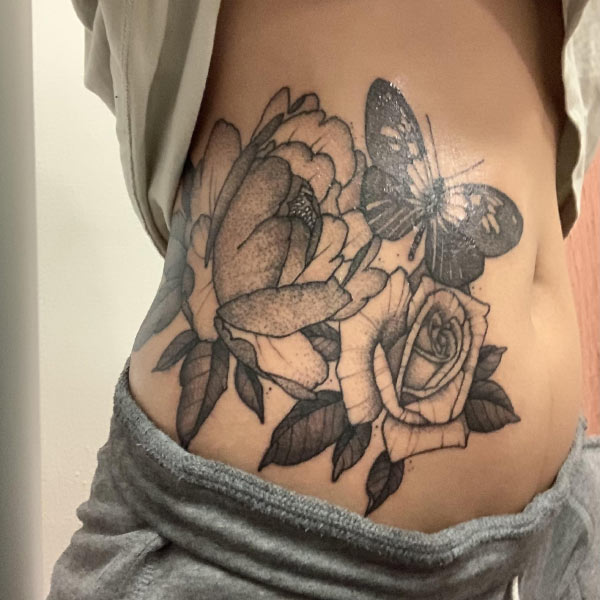 Hình xăm bướm và hoa hồng ở bụng nữ