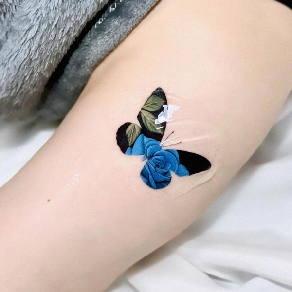 Hình xăm bướm và hoa hồng xanh