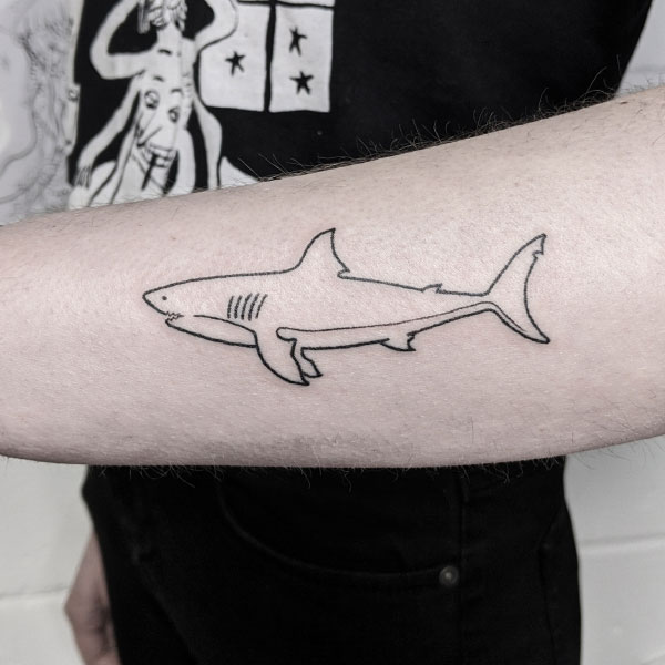 Hình xăm cá mập ở cánh tay