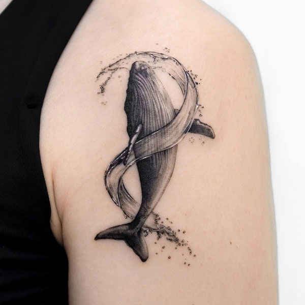 Hình xăm cá voi ở bắp tay
