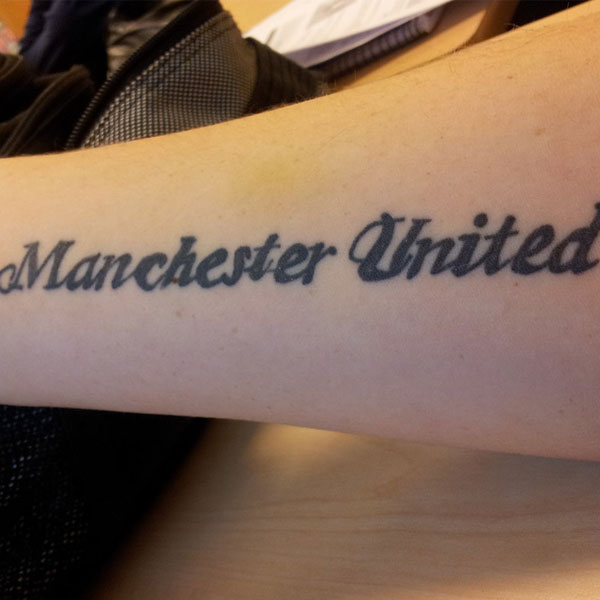Hình xăm chữ Manchester United ở tay