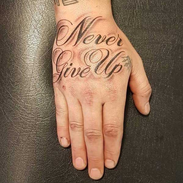 Hình xăm chữ Never Give Up ở bàn tay