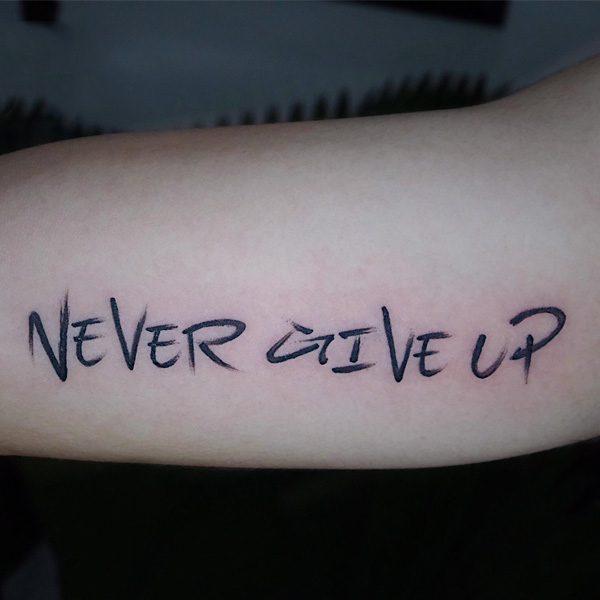 Hình xăm chữ Never Give Up ở khuỷu tay