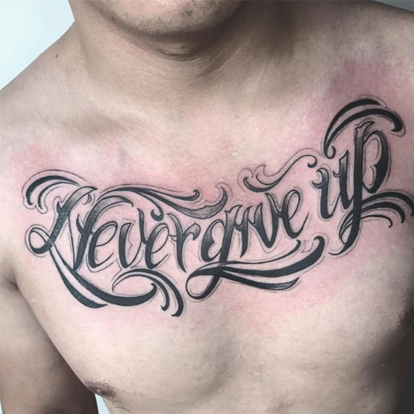 Hình xăm chữ Never Give Up ở ngực nam