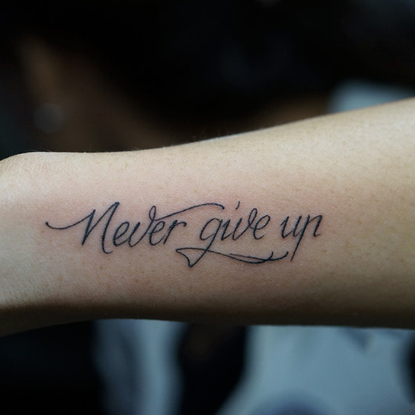 Hình xăm chữ Never Give Up ở tay