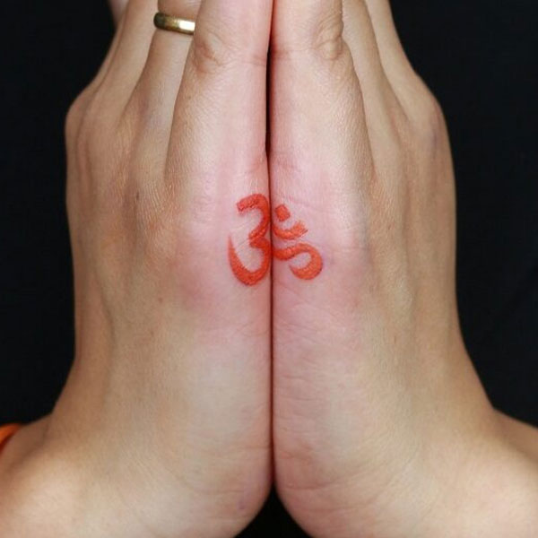 Hình xăm chữ Om màu đỏ đẹp ở tay