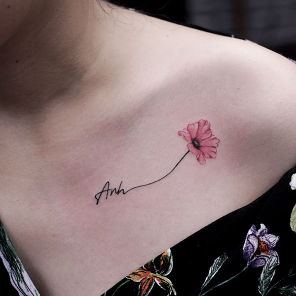 Hình xăm chữ tên mình và bông hoa ở ngực