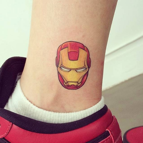Hình xăm đầu Iron Man ở cổ chân
