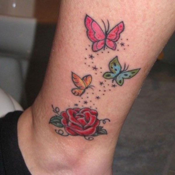 Hình xăm hoa hồng và bướm nhỏ ở chân