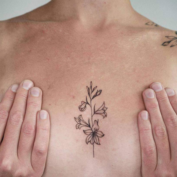 Hình xăm hoa lay ơn giữa ngực