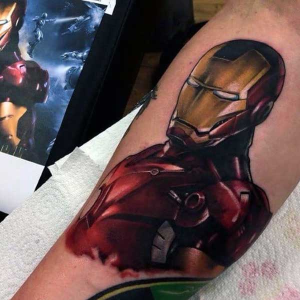 Hình xăm Iron Man ở bắp chân
