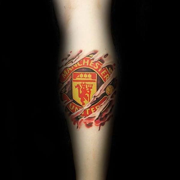 Fan cuồng xăm logo Man United lên người