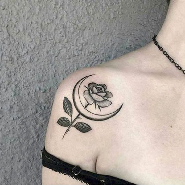 Hình xăm mặt trăng và hoa hồng ở vai nữ