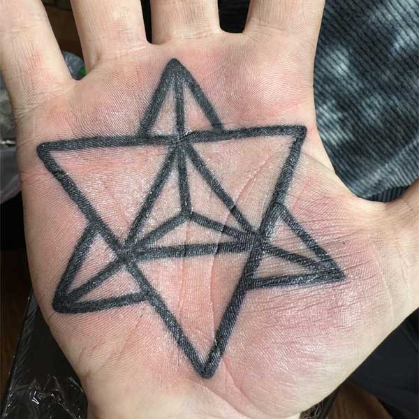 Hình xăm ngôi sao 6 cánh ở lòng bàn tay