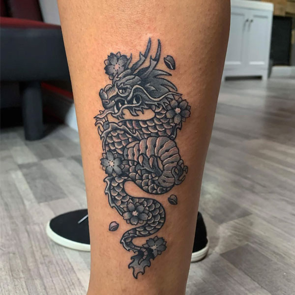 Tattoo rồng chau á mini ở chân