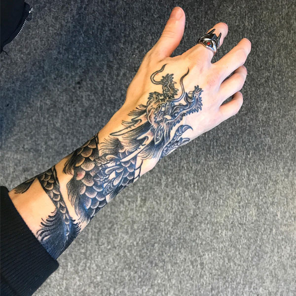 Tattoo rồng châu á ở bàn tay
