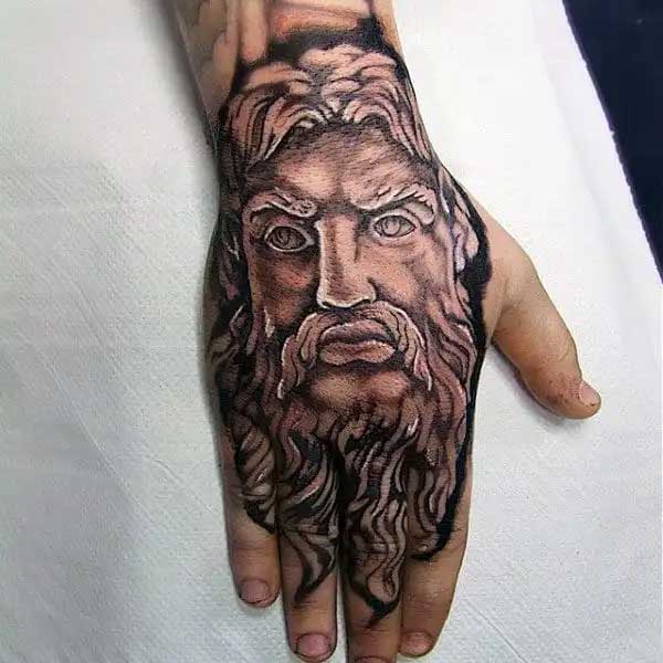 Hình xăm thần Zeus ở mu bàn tay