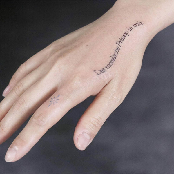 Tattoo chữ mini ở bàn tay đẹp