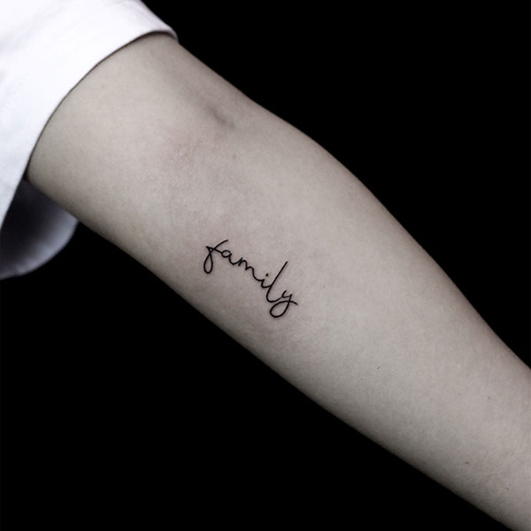Tattoo chữ mini ở cánh tay