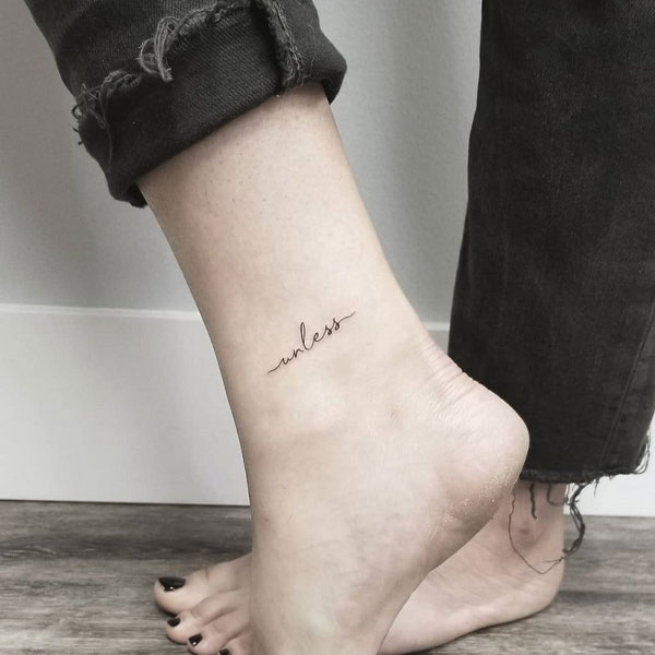 Tattoo chữ mini ở cổ chân