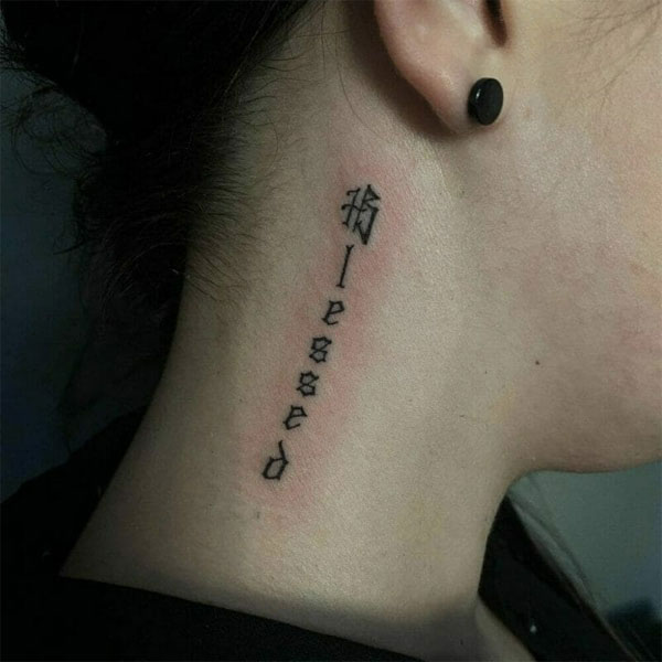 Tattoo chữ mini ở cổ