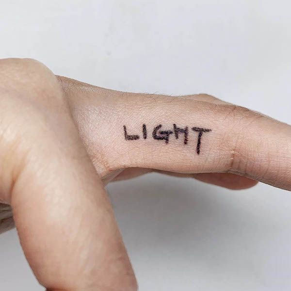 Tattoo chữ mini ở ngón tay