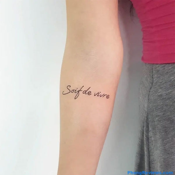 Tattoo chữ mini ở tay cho nữ