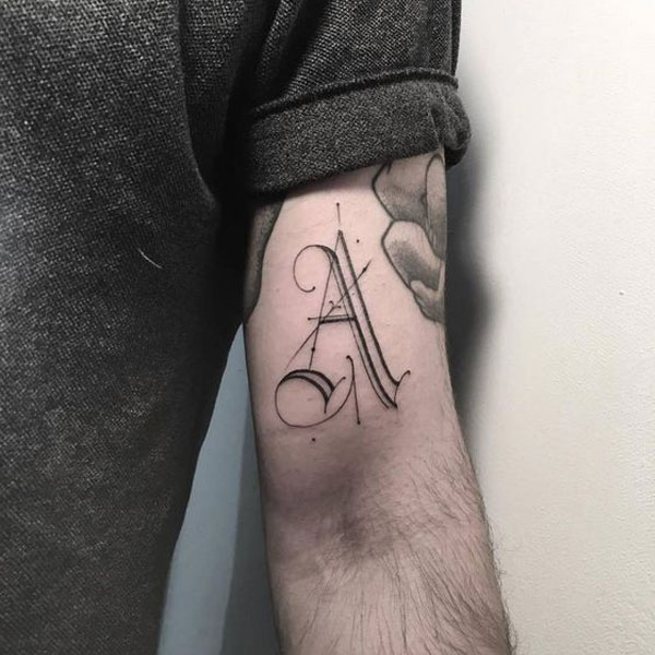 Tattoo chữ ở tay đơn giản