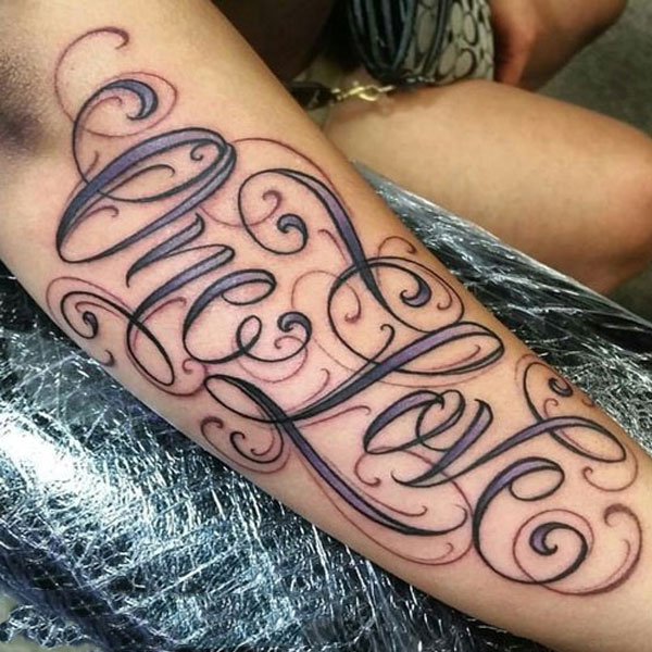 Tattoo chữ ở tay kín cánh tay