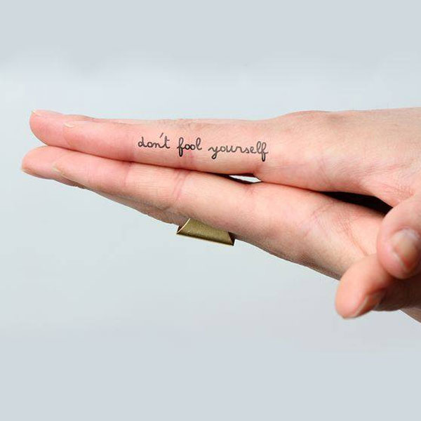 Tattoo chữ ở tay ngón tay
