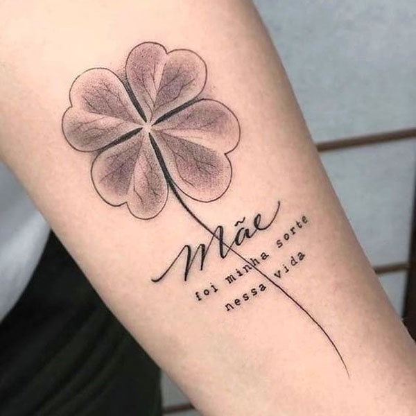 Tattoo chữ ở tay và hoa