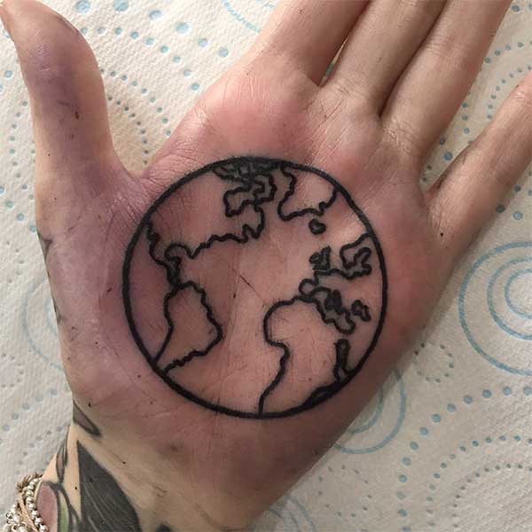 Hình xăm quả địa cầu trong lòng bàn tay