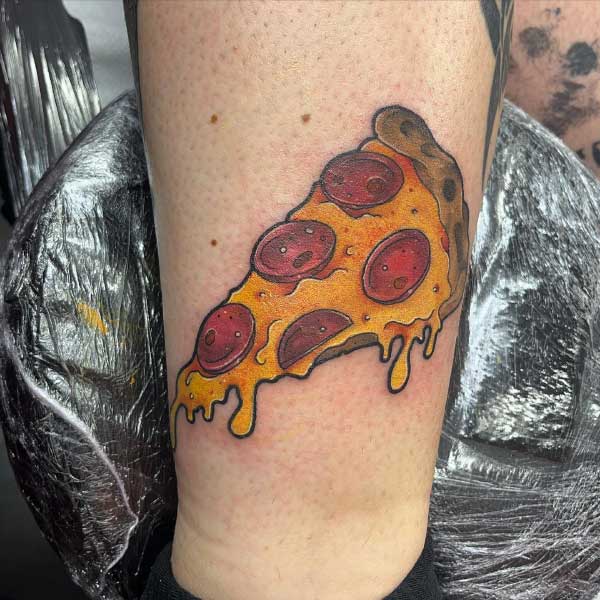 Hình xăm bánh pizza ở chân