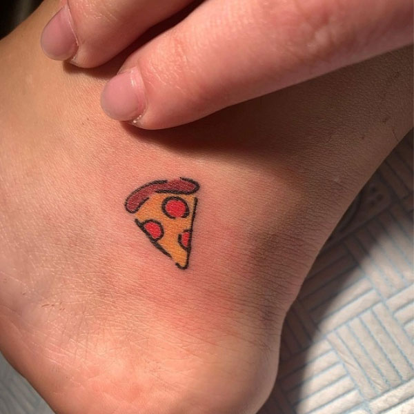 Hình xăm bánh pizza ở gót chân