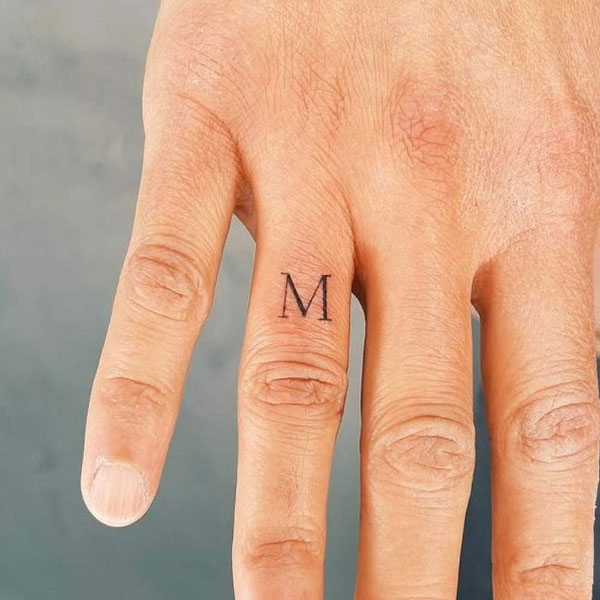 Hình xăm chữ M ở ngón tay