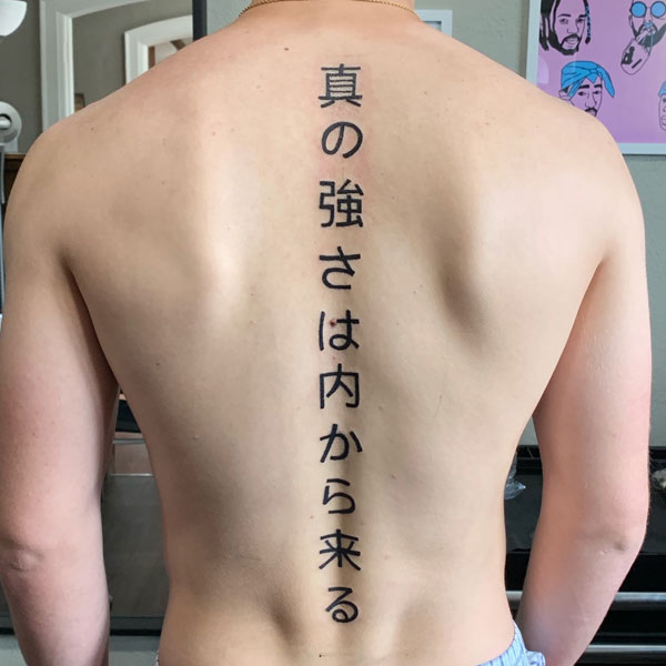 Hình xăm chữ Nhật dọc sống lưng 