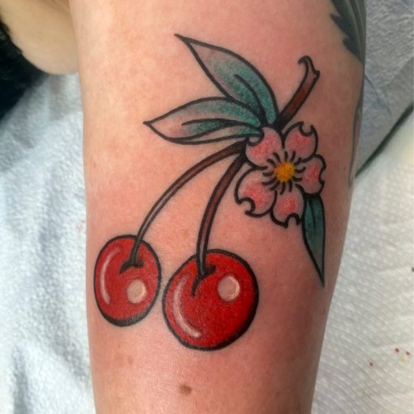 Hình xăm hoa đào và quả cherry
