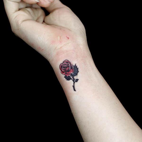 Hình xăm hoa hồng đỏ mini ở tay