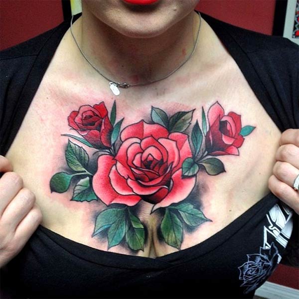 Hình xăm hoa hồng đỏ ở ngực 