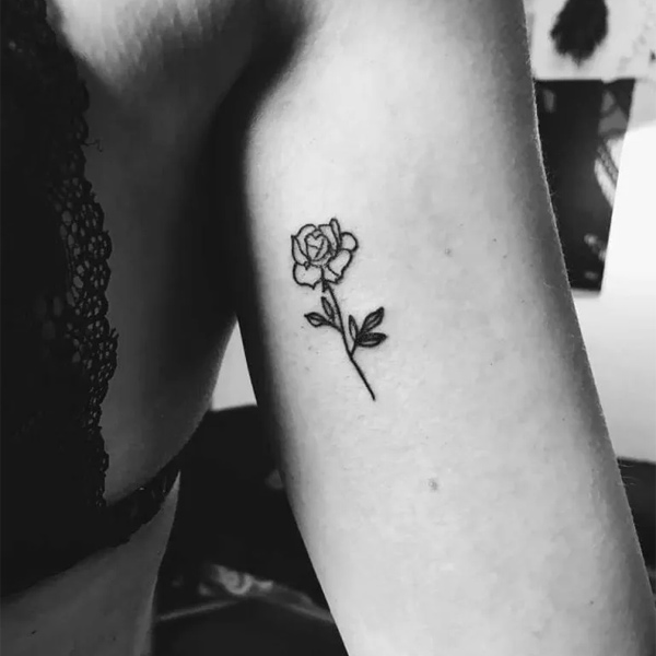 Hình xăm hoa hồng mini ở bắp tay