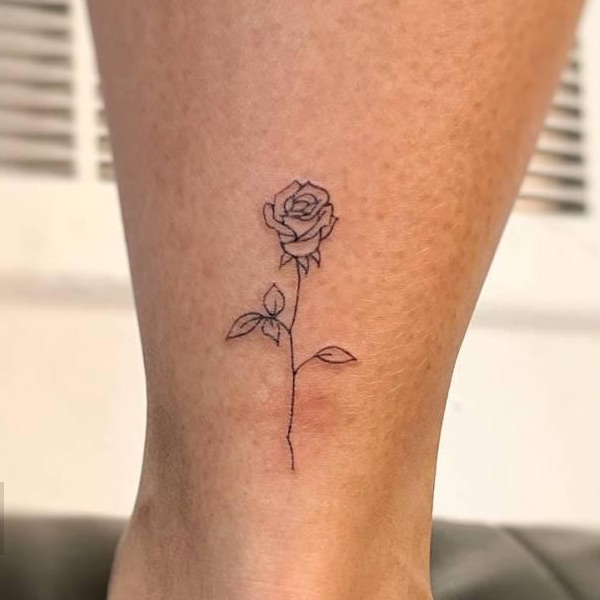 Hình xăm hoa hồng mini ở cổ chân