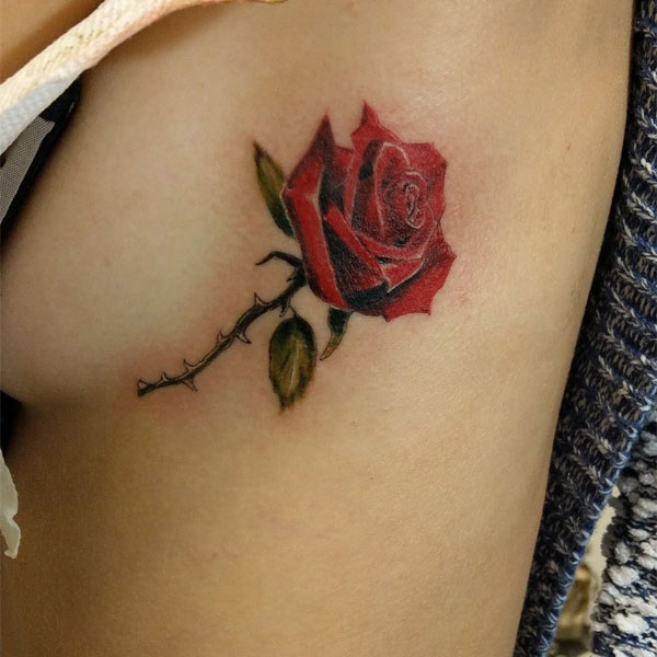 Hình xăm hoa hồng ở chân ngực 