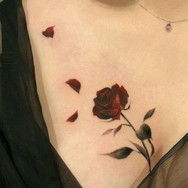Hình xăm hoa hồng ở ngực màu